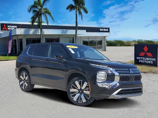 Used 2025 Mitsubishi Outlander SE image 1