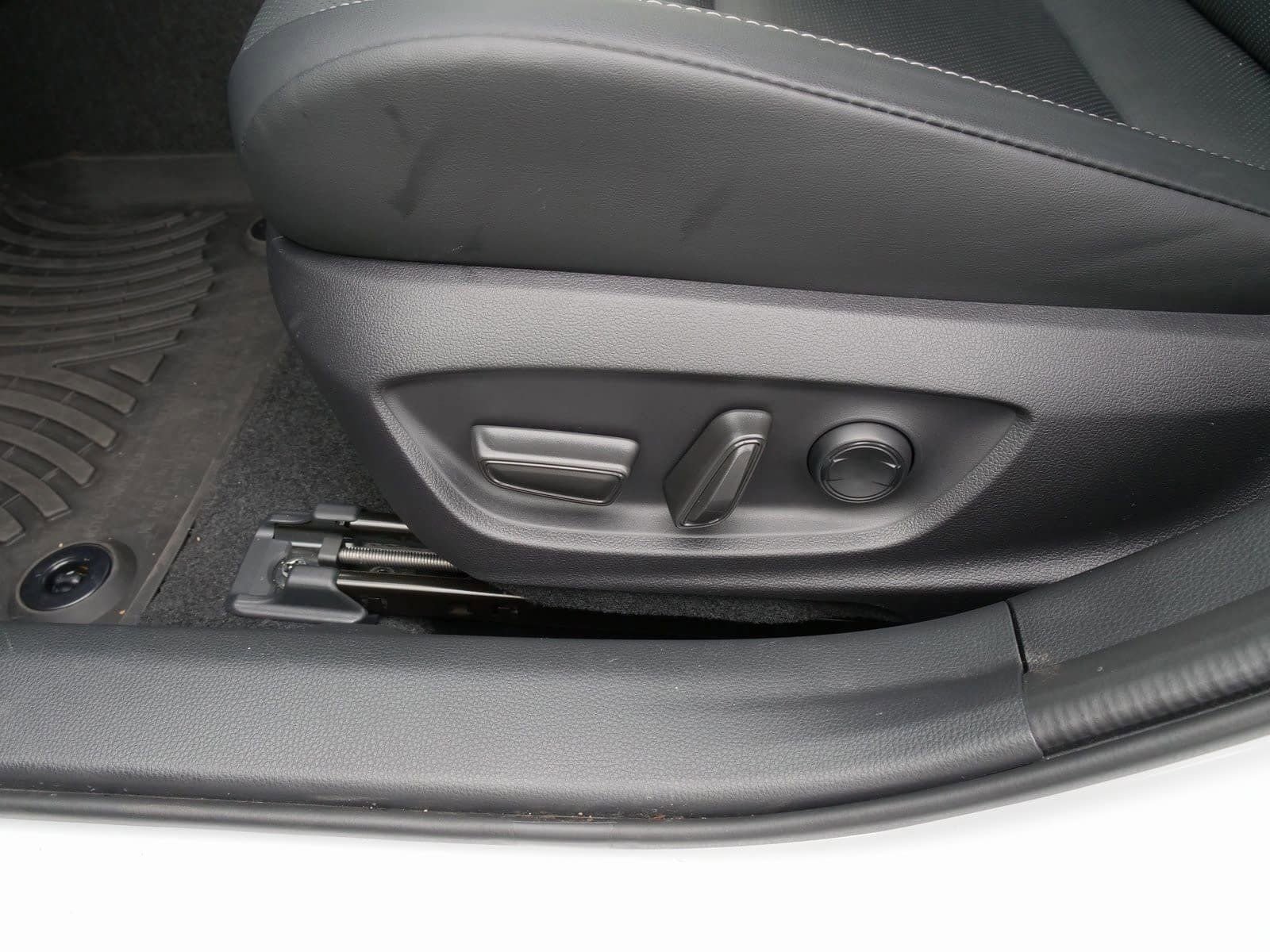 Used 2025 Toyota Prius XLE image 17