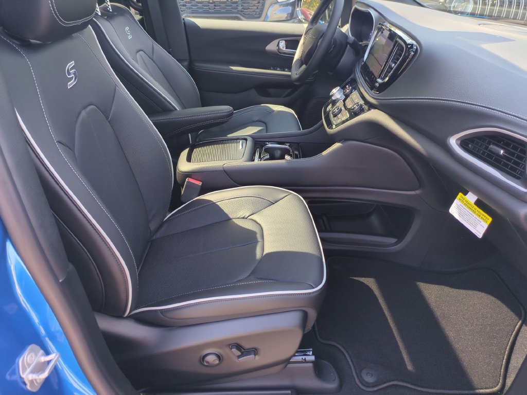 New 2027 Chrysler Pacifica Limited w/ Family Tech Group FWD image 37