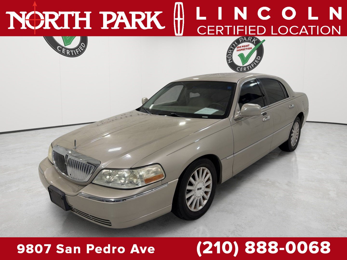 Used 2004 Lincoln Town Car Signature RWD image 1