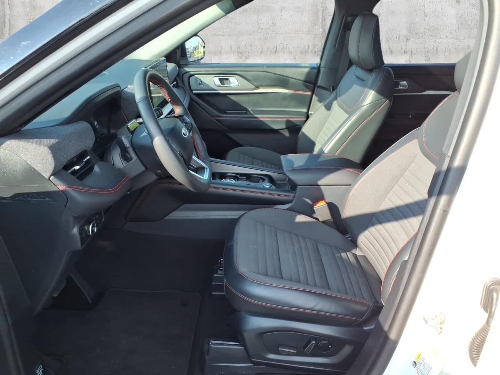 Used 2025 Ford Explorer ST-Line w/ ST-Line Street Pack AWD/4WD image 4