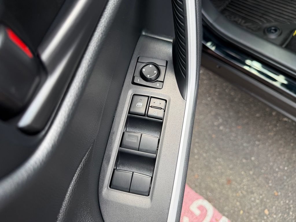 Used 2023 Toyota RAV4 LE AWD/4WD image 12