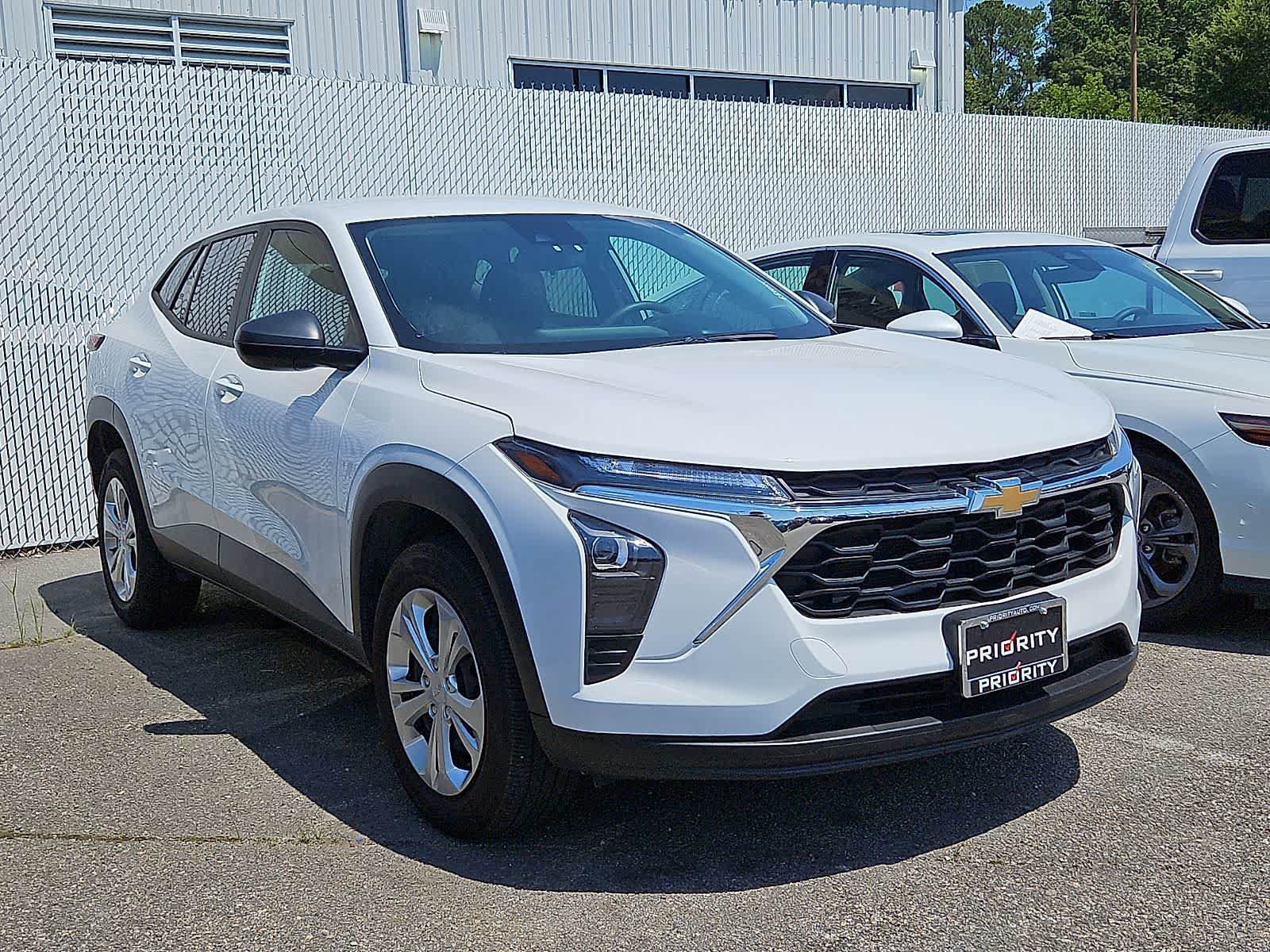 Used 2025 Chevrolet Trax LS FWD image 2