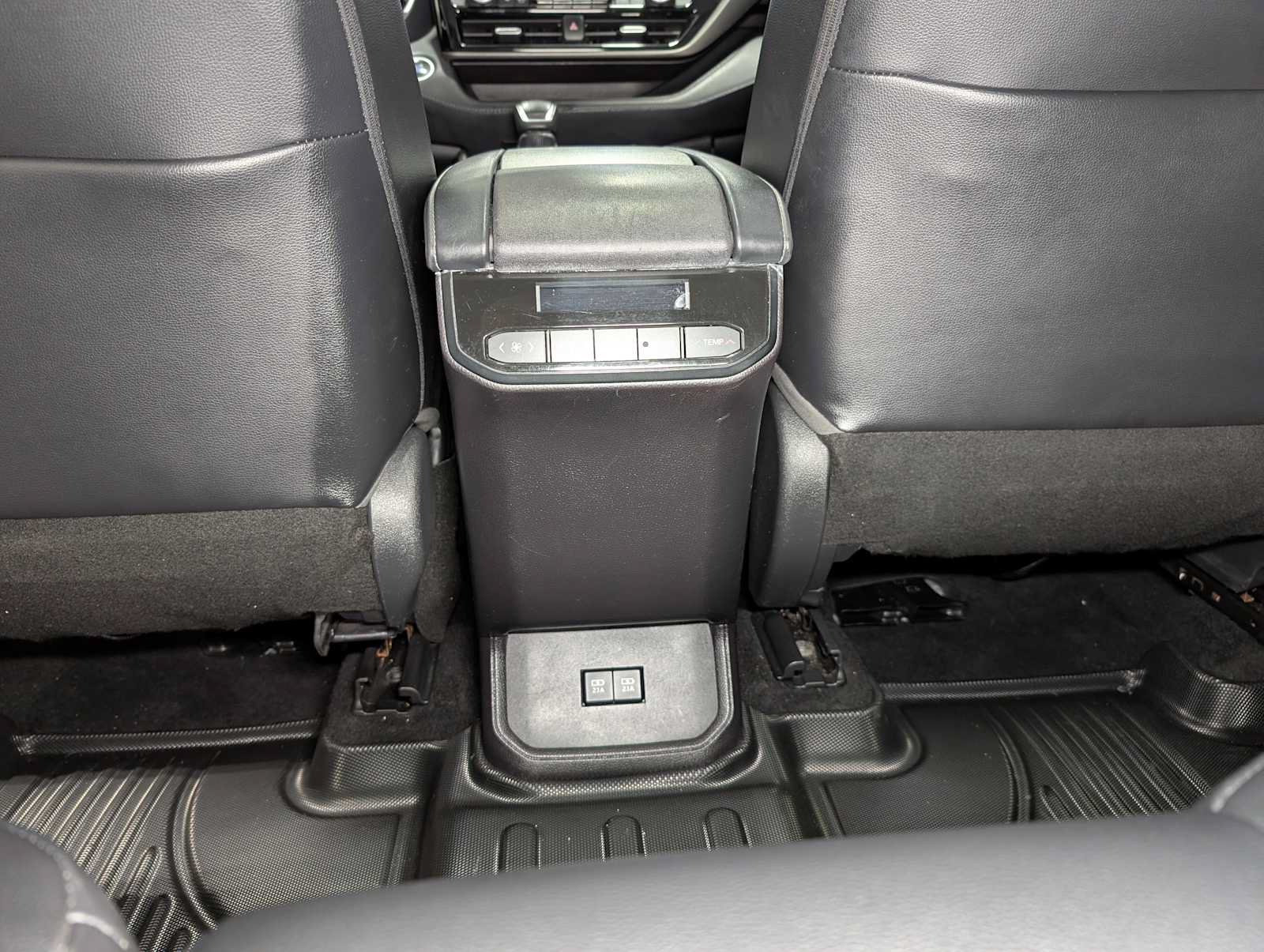 Used 2021 Toyota Highlander XLE AWD/4WD image 23
