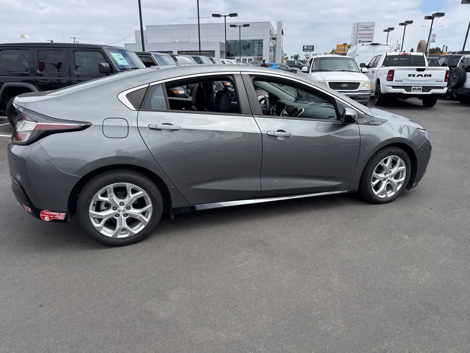 Used 2017 Chevrolet Volt Premier w/ Driver Confidence II Package FWD image 12