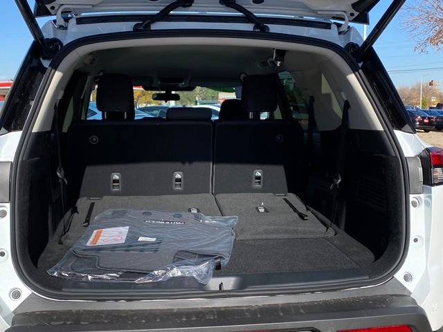 New 2025 Nissan Pathfinder SV w/ Black Appearance Package image 24