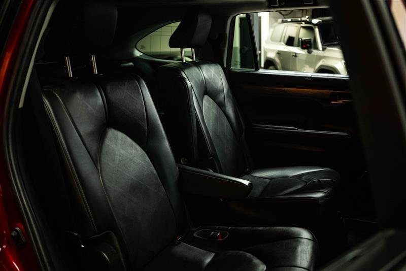 Used 2022 Toyota Highlander Platinum FWD image 13