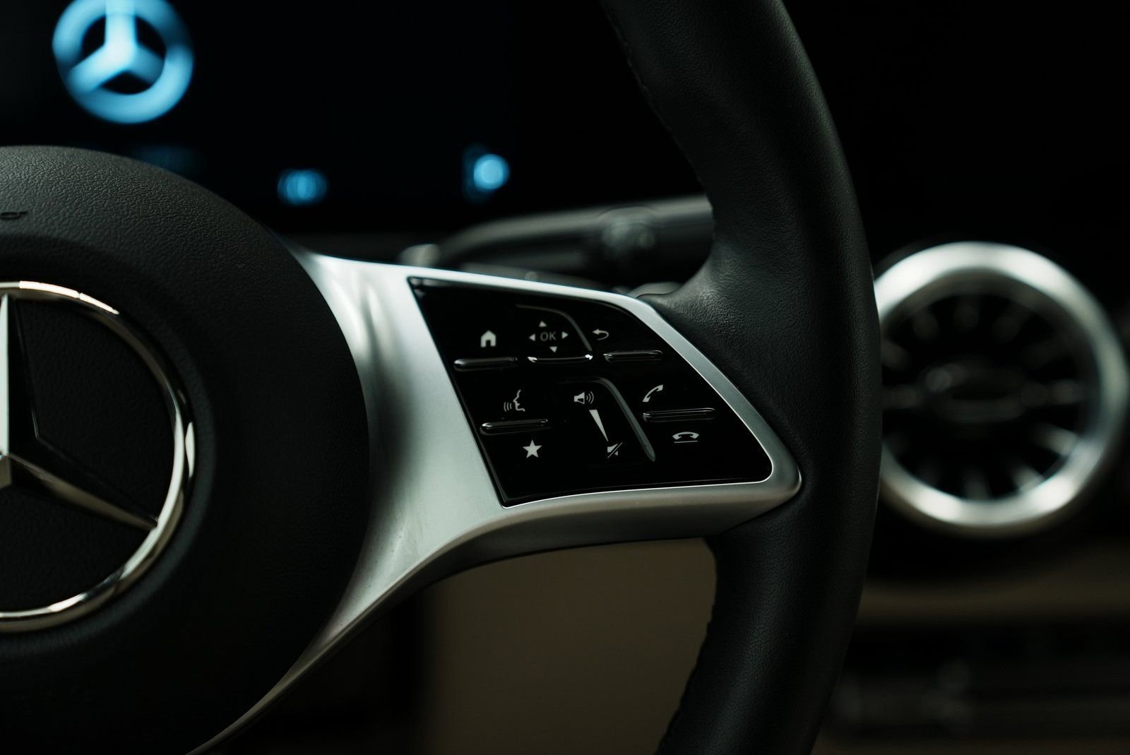 Used 2025 Mercedes-Benz GLB 250 4MATIC image 33