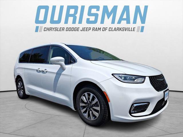 Certified 2022 Chrysler Pacifica Touring-L FWD image 1
