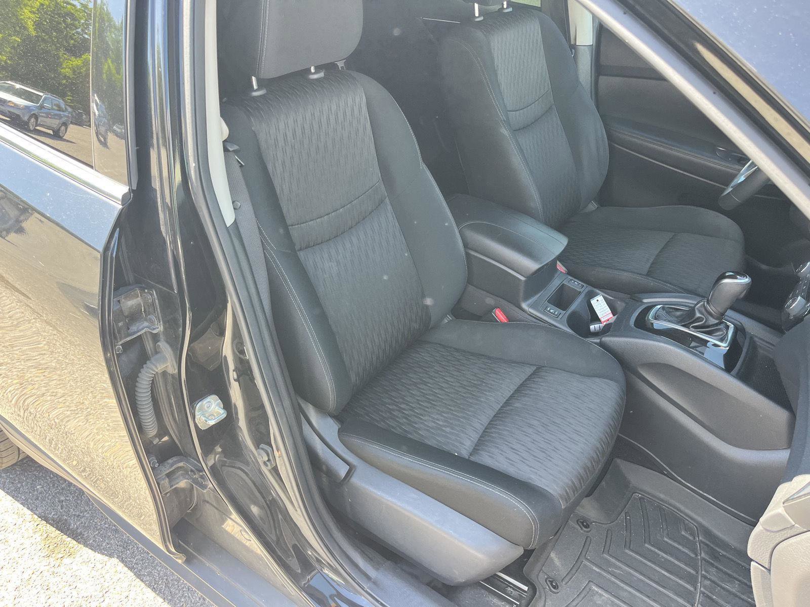 Used 2017 Nissan Rogue SV AWD/4WD image 13