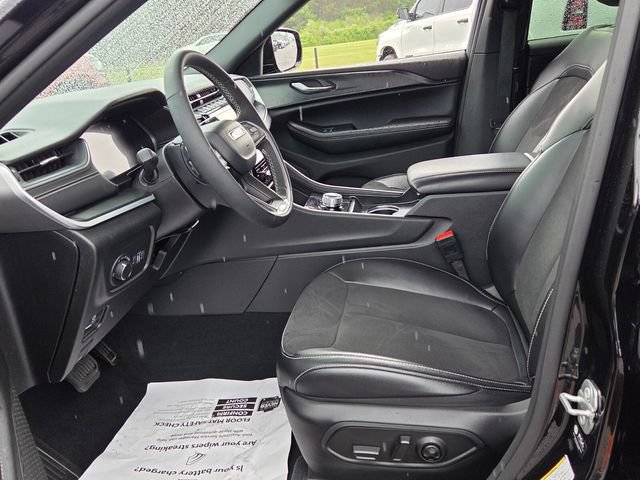 Used 2025 Jeep Grand Cherokee L Altitude RWD image 5