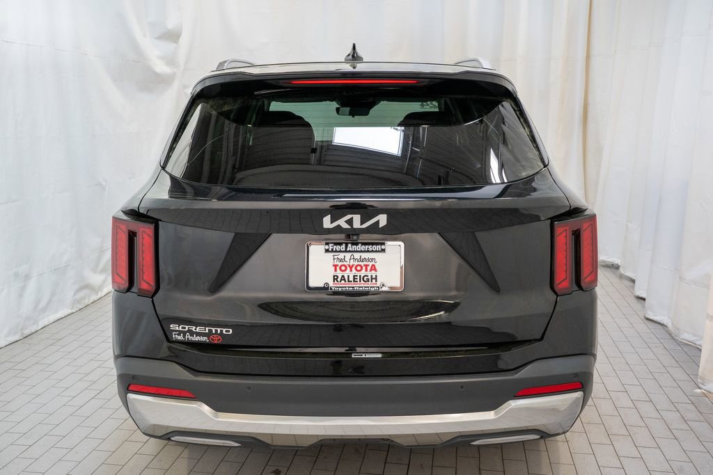 Used 2024 Kia Sorento S w/ Panoramic Sunroof Package image 4