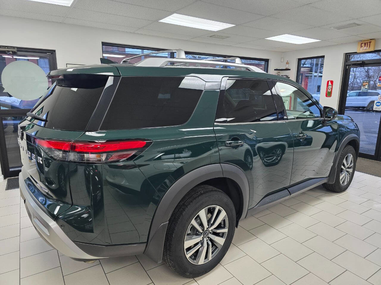 Used 2023 Nissan Pathfinder SL AWD/4WD image 10