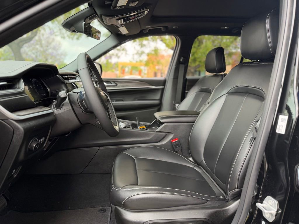 Used 2025 Jeep Grand Cherokee Limited AWD/4WD image 5