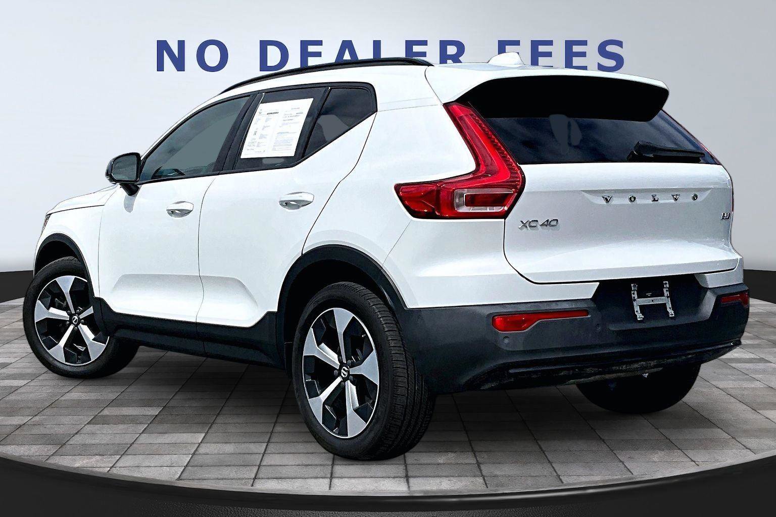 Used 2024 Volvo XC40 B5 Plus image 4