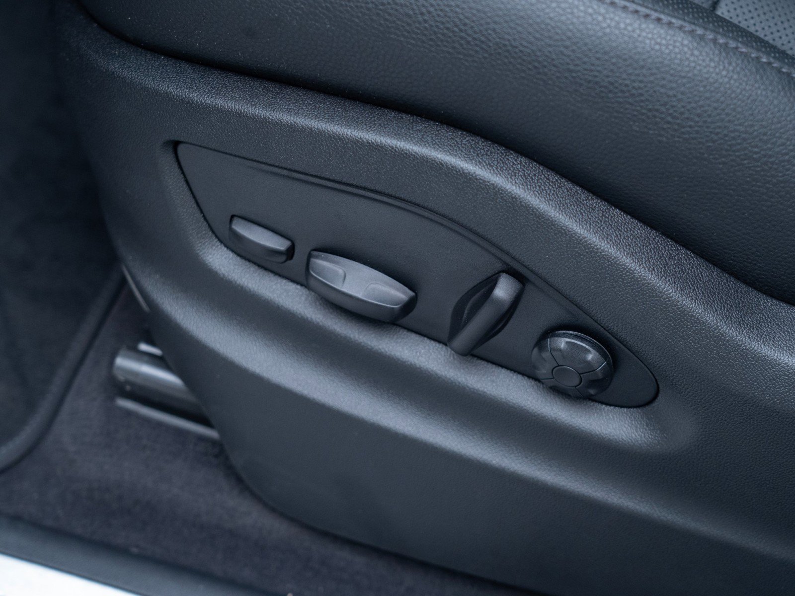 Certified 2025 Porsche Cayenne S image 15