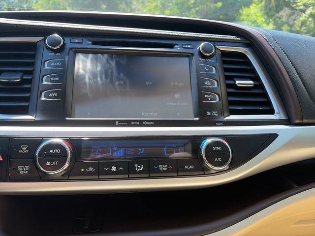 Used 2017 Toyota Highlander XLE AWD/4WD image 34