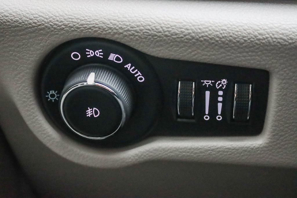 Used 2024 Chrysler Pacifica Select image 50