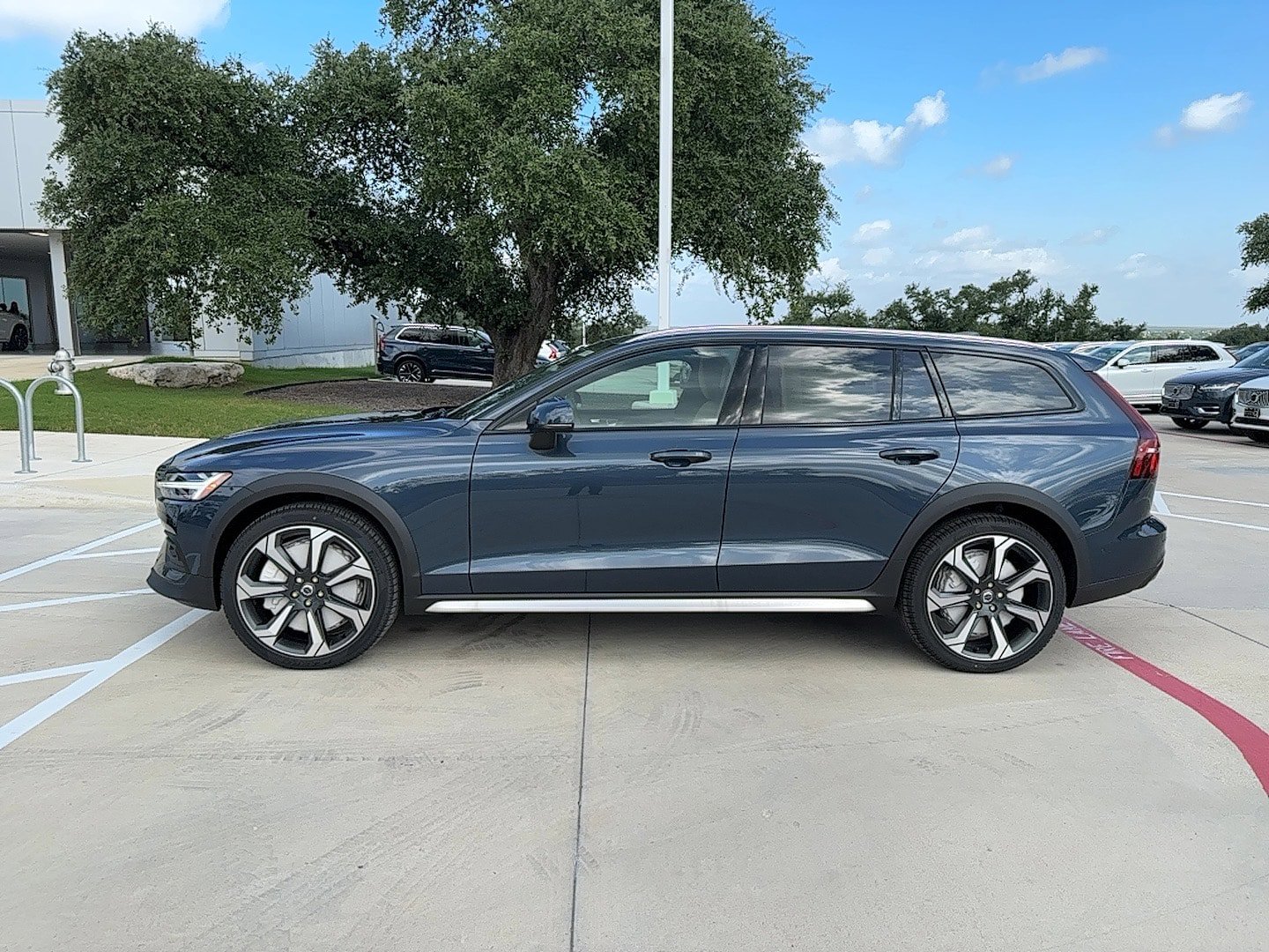 Used 2026 Volvo V60 B5 Cross Country Ultra w/ Protection Package Premier AWD/4WD image 3