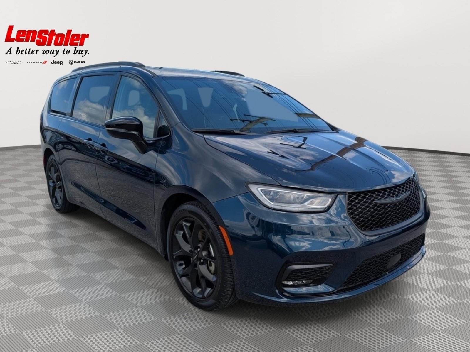 Used 2025 Chrysler Pacifica Limited FWD image 7