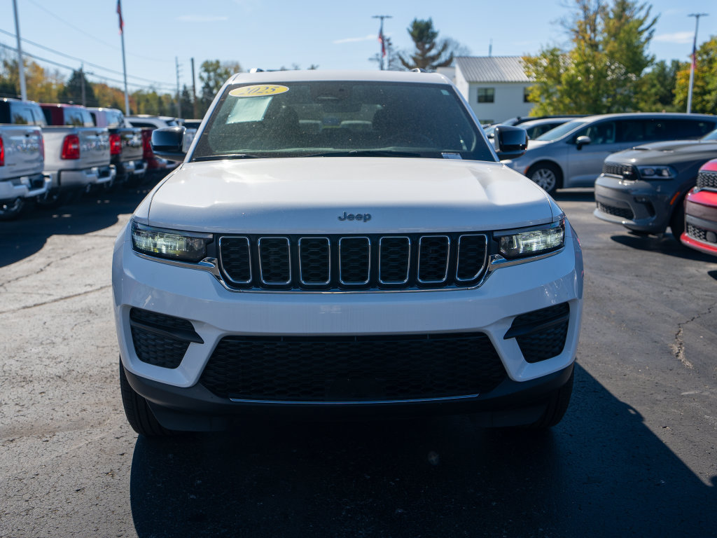 Used 2025 Jeep Grand Cherokee Laredo X AWD/4WD image 2
