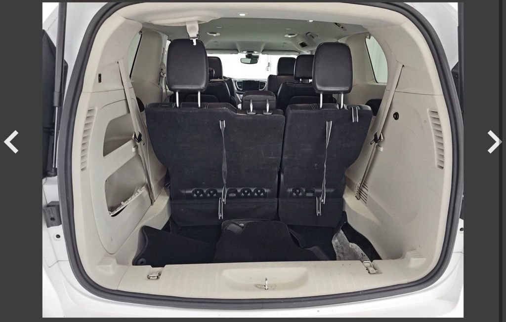 Used 2023 Chrysler Pacifica Touring-L FWD image 14