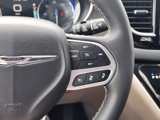 Used 2023 Chrysler Pacifica Touring-L FWD image 29