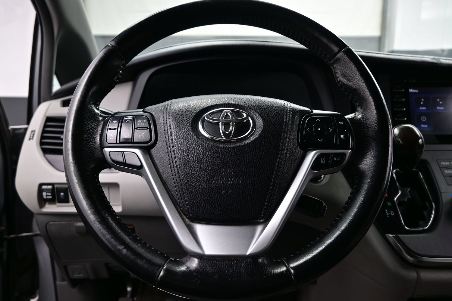 Used 2018 Toyota Sienna XLE FWD image 25