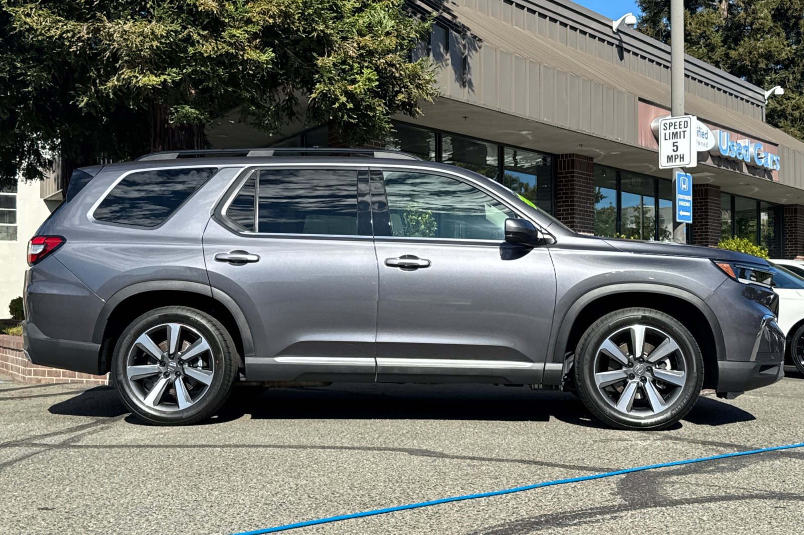 Used 2023 Honda Pilot Touring image 3