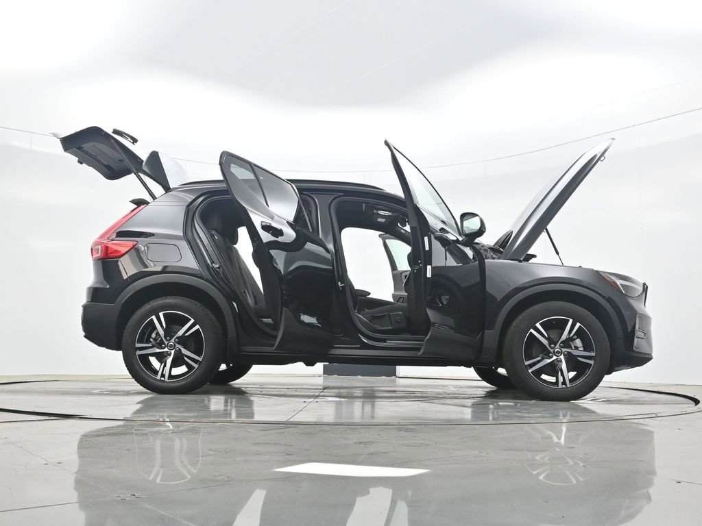 Used 2024 Volvo XC40 B5 Core image 40