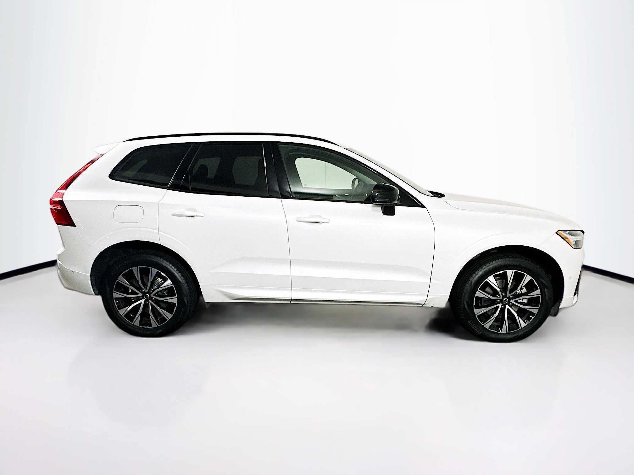 Used 2025 Volvo XC60 B5 Plus image 10