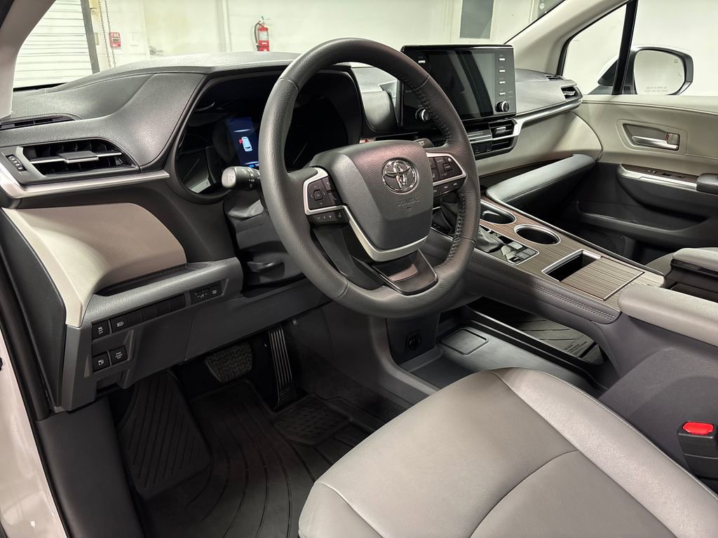 Used 2024 Toyota Sienna XLE FWD image 28