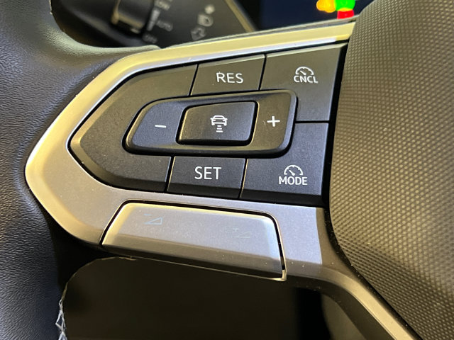 Used 2025 Volkswagen Tiguan SE FWD image 21