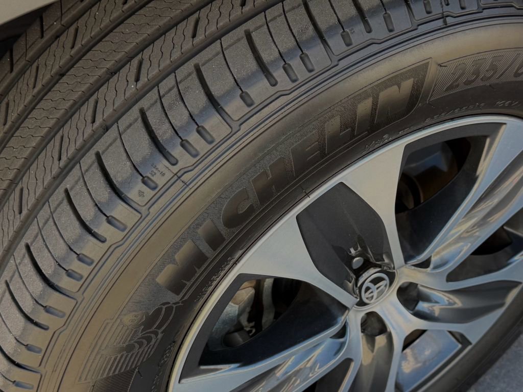 Certified 2024 Toyota Highlander XLE image 12