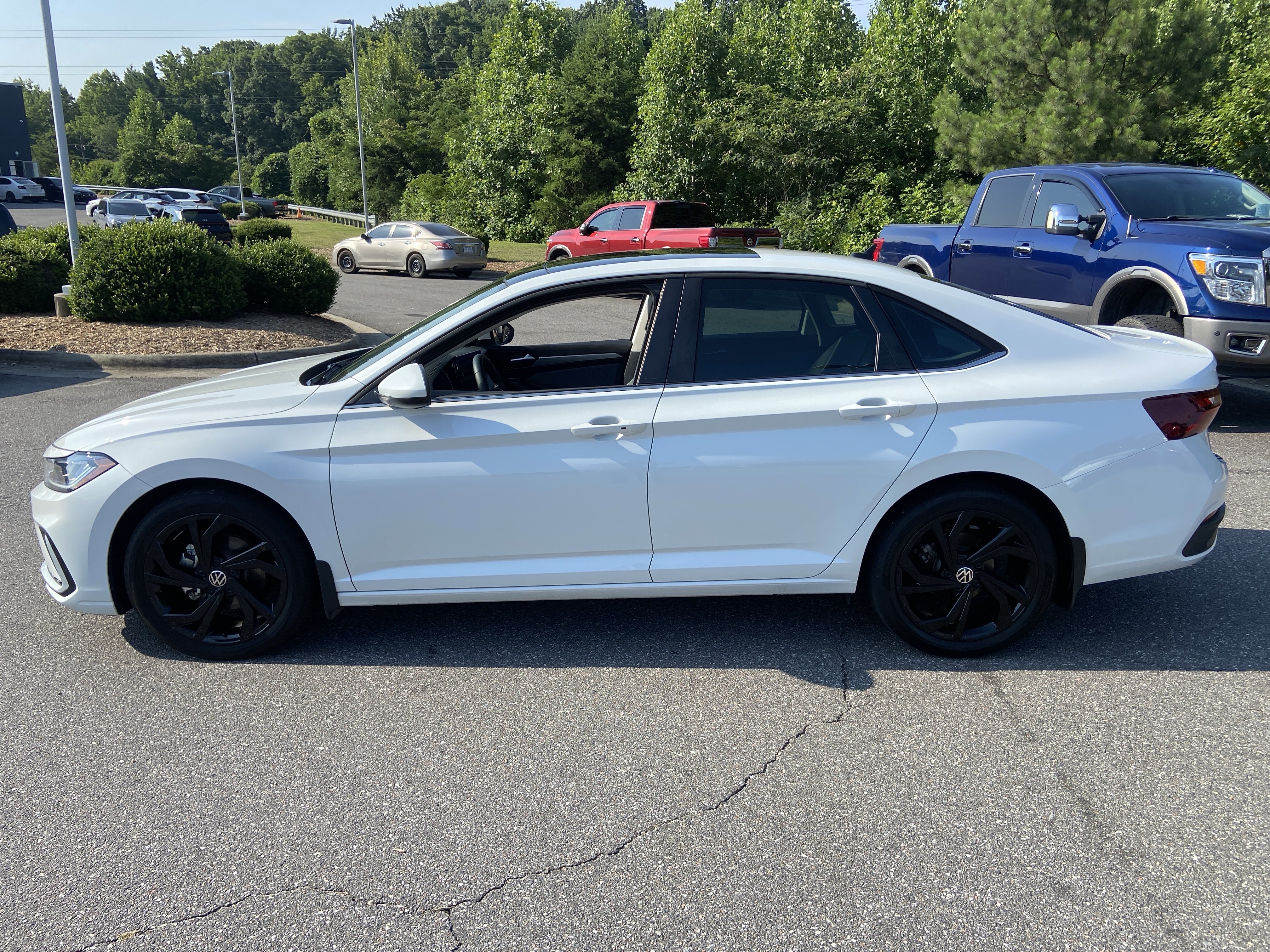 Used 2025 Volkswagen Jetta SE FWD image 7