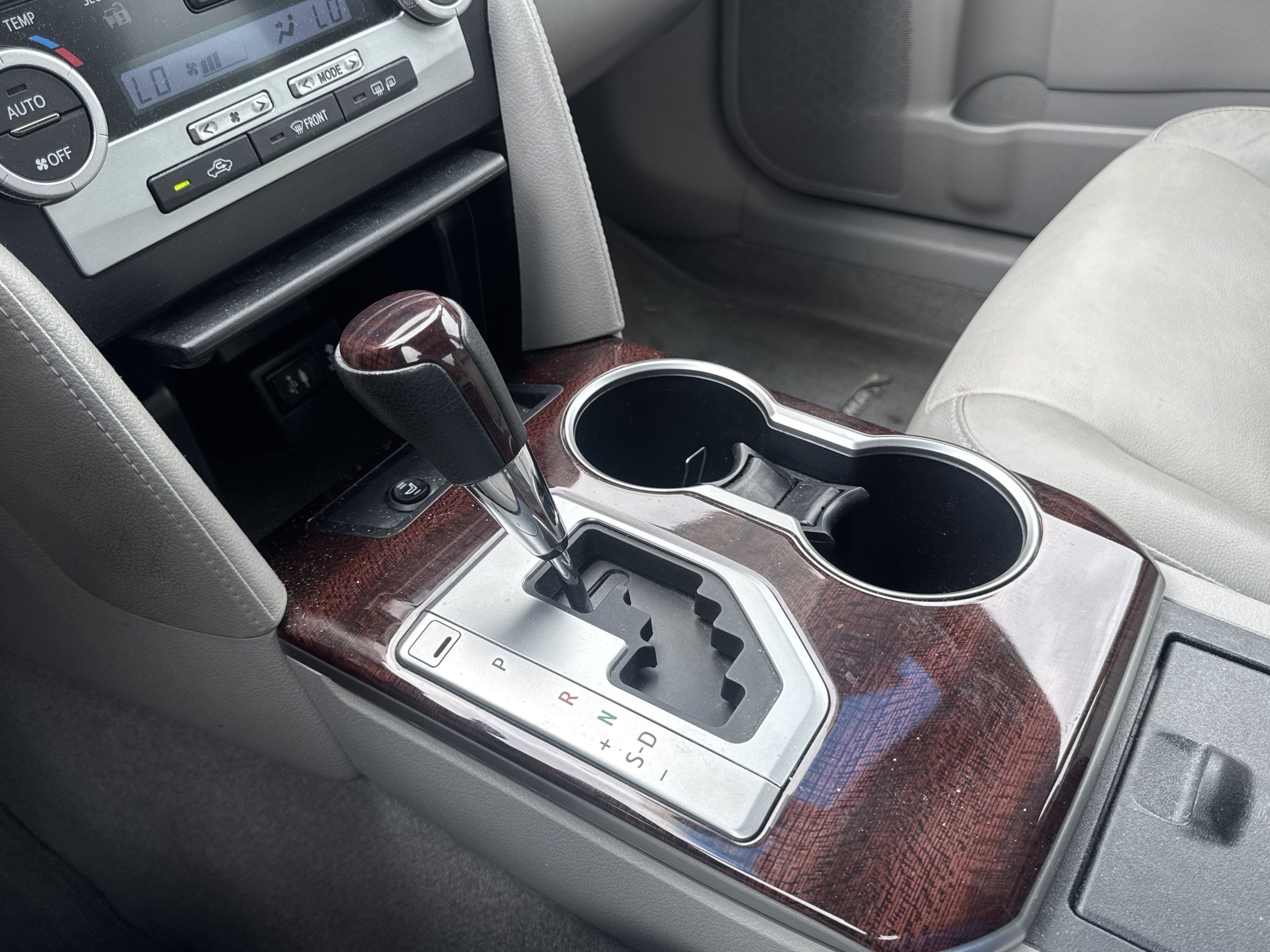 Used 2014 Toyota Camry XLE w/ Convenience Package image 21