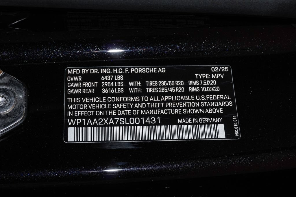 Used 2025 Porsche Macan 4 Electric AWD/4WD image 31