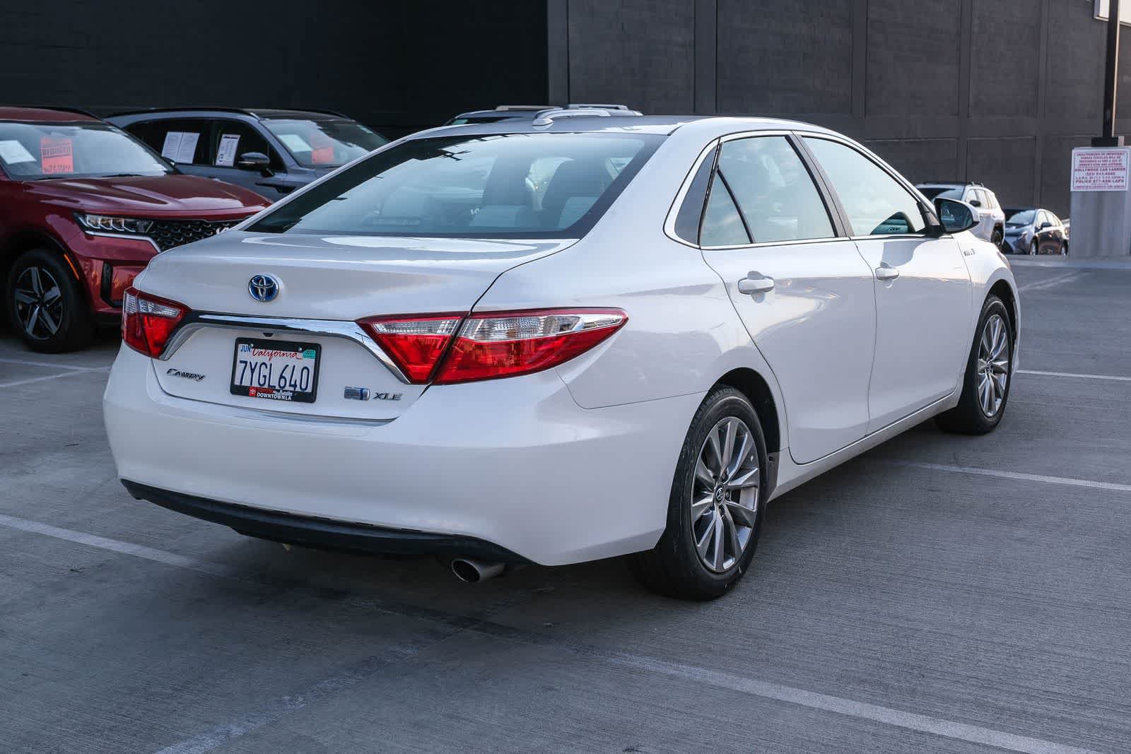 Used 2017 Toyota Camry XLE w/ Moonroof Package FWD image 4