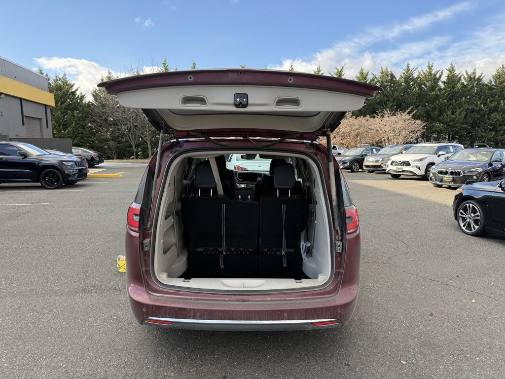 Used 2023 Chrysler Pacifica Touring-L image 9