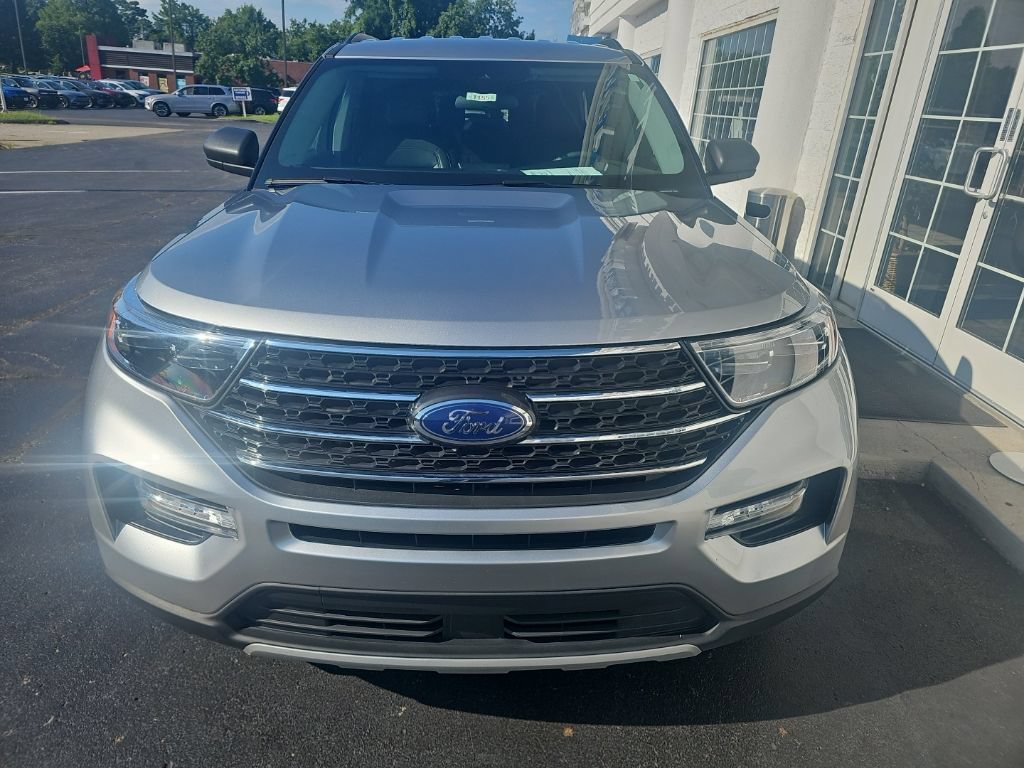 Used 2024 Ford Explorer XLT w/ Equipment Group 202A AWD/4WD image 3