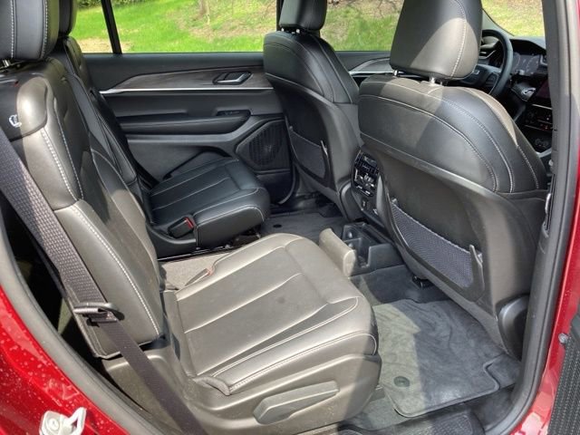 Used 2025 Jeep Grand Cherokee L Limited w/ Black Appearance Package AWD/4WD image 31