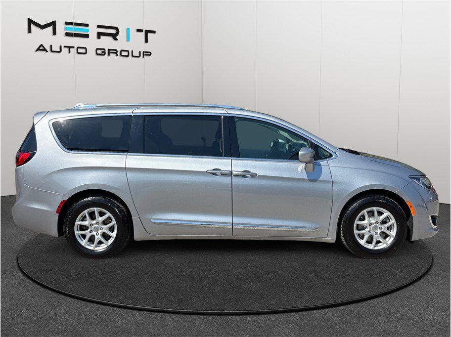 Used 2020 Chrysler Pacifica Touring-L FWD image 10