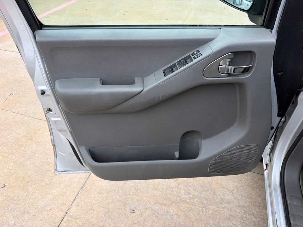 Used 2010 Nissan Frontier SE AWD/4WD image 13
