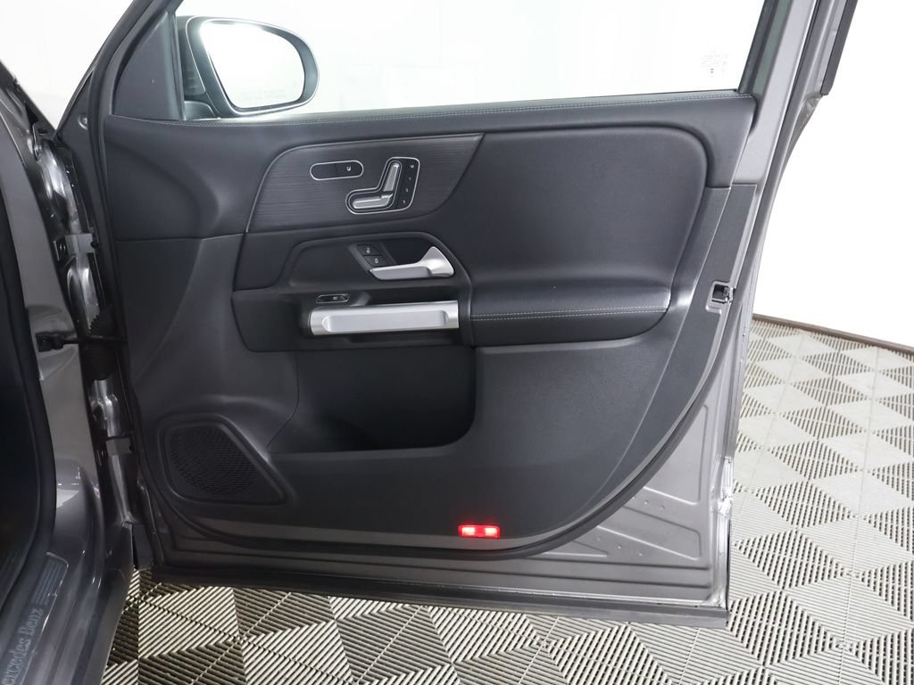 Used 2023 Mercedes-Benz GLB 250 4MATIC w/ Premium Package image 24