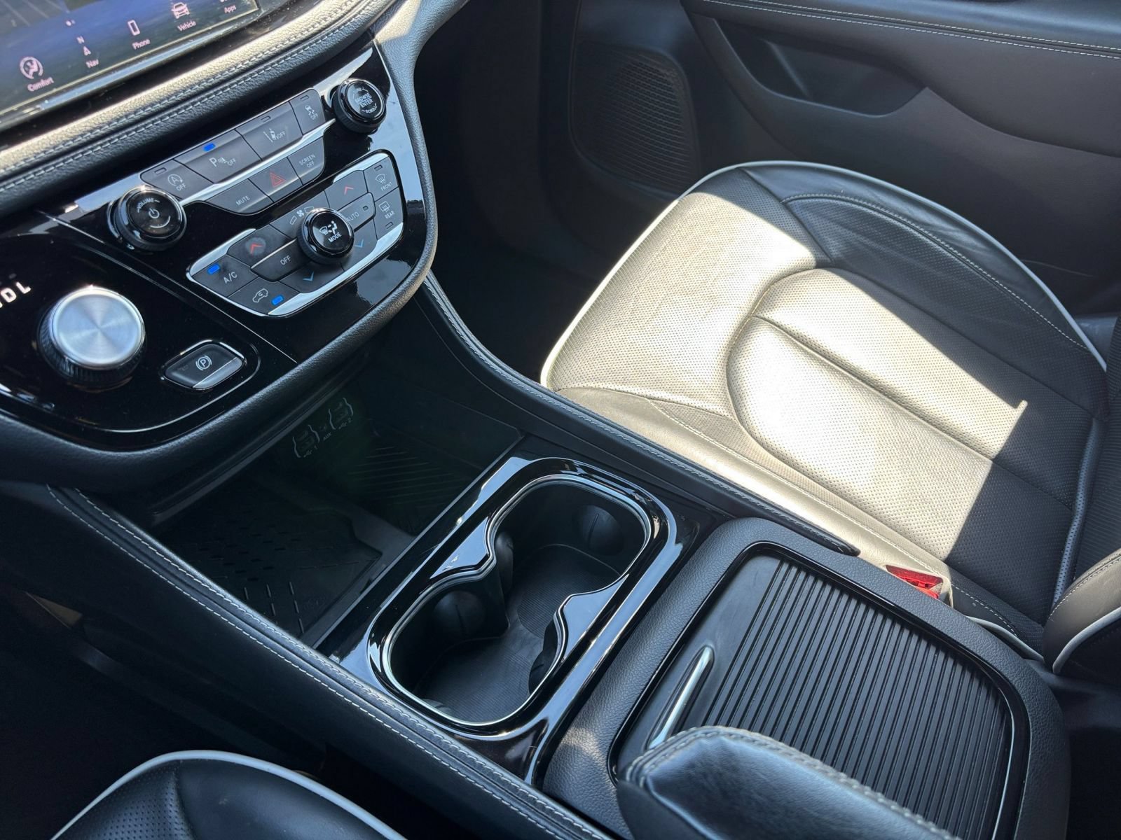 Used 2025 Chrysler Pacifica Limited FWD image 46