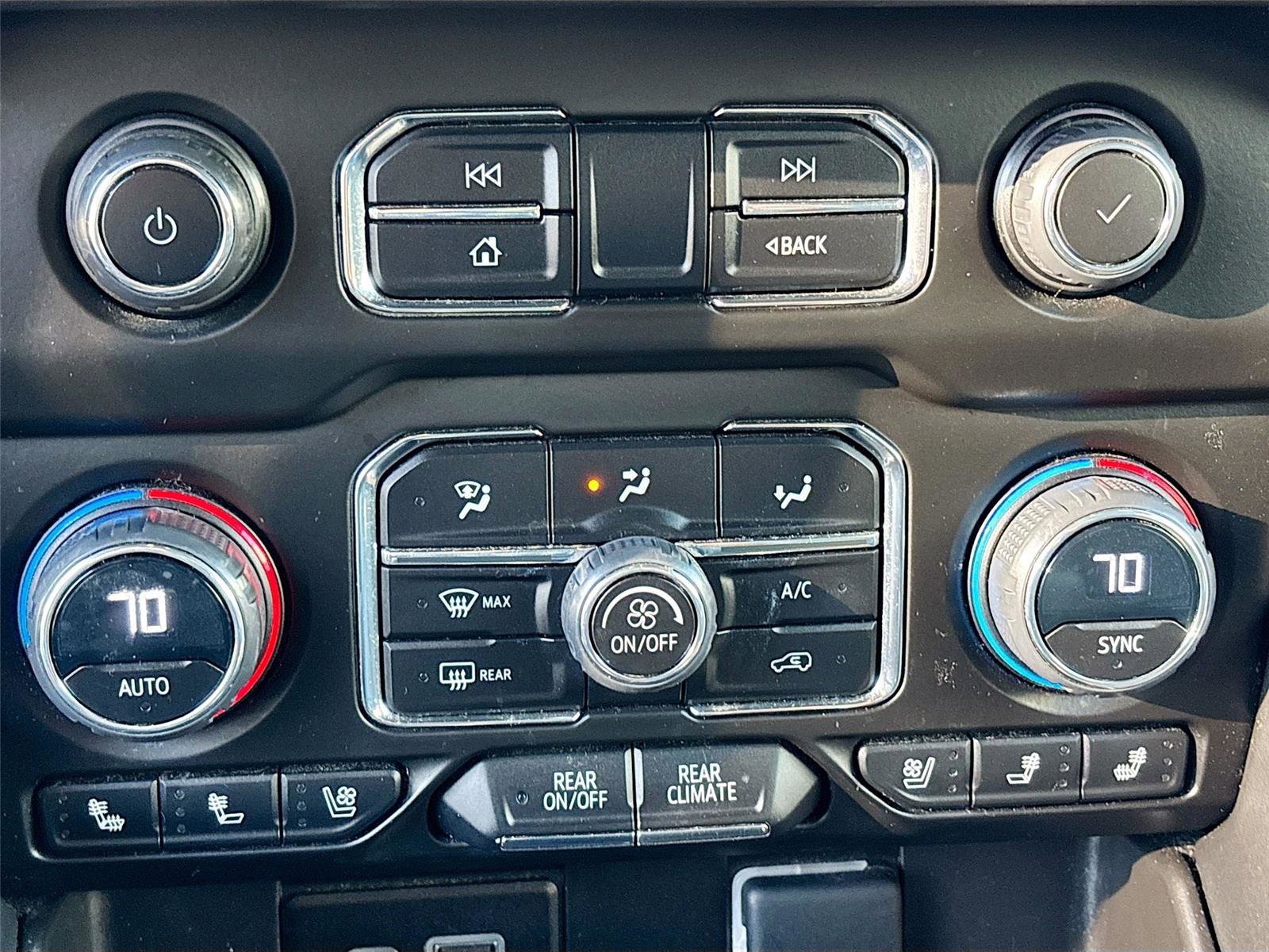 Used 2023 Chevrolet Suburban Premier image 17