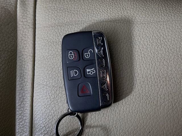 Used 2015 Jaguar XF Premium RWD image 14