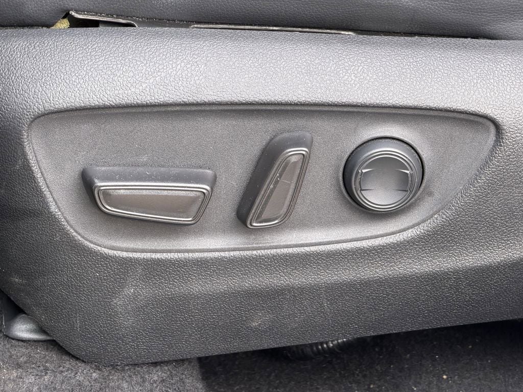 Used 2020 Toyota Highlander XLE FWD image 28