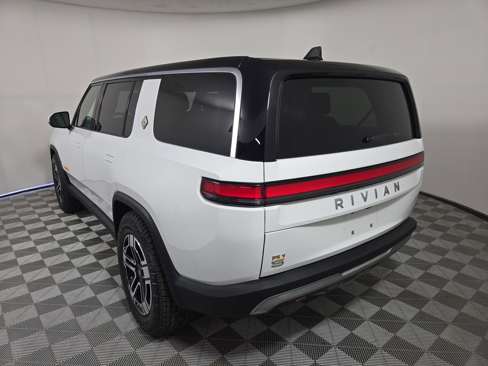 Used 2022 Rivian R1S Launch Edition image 3