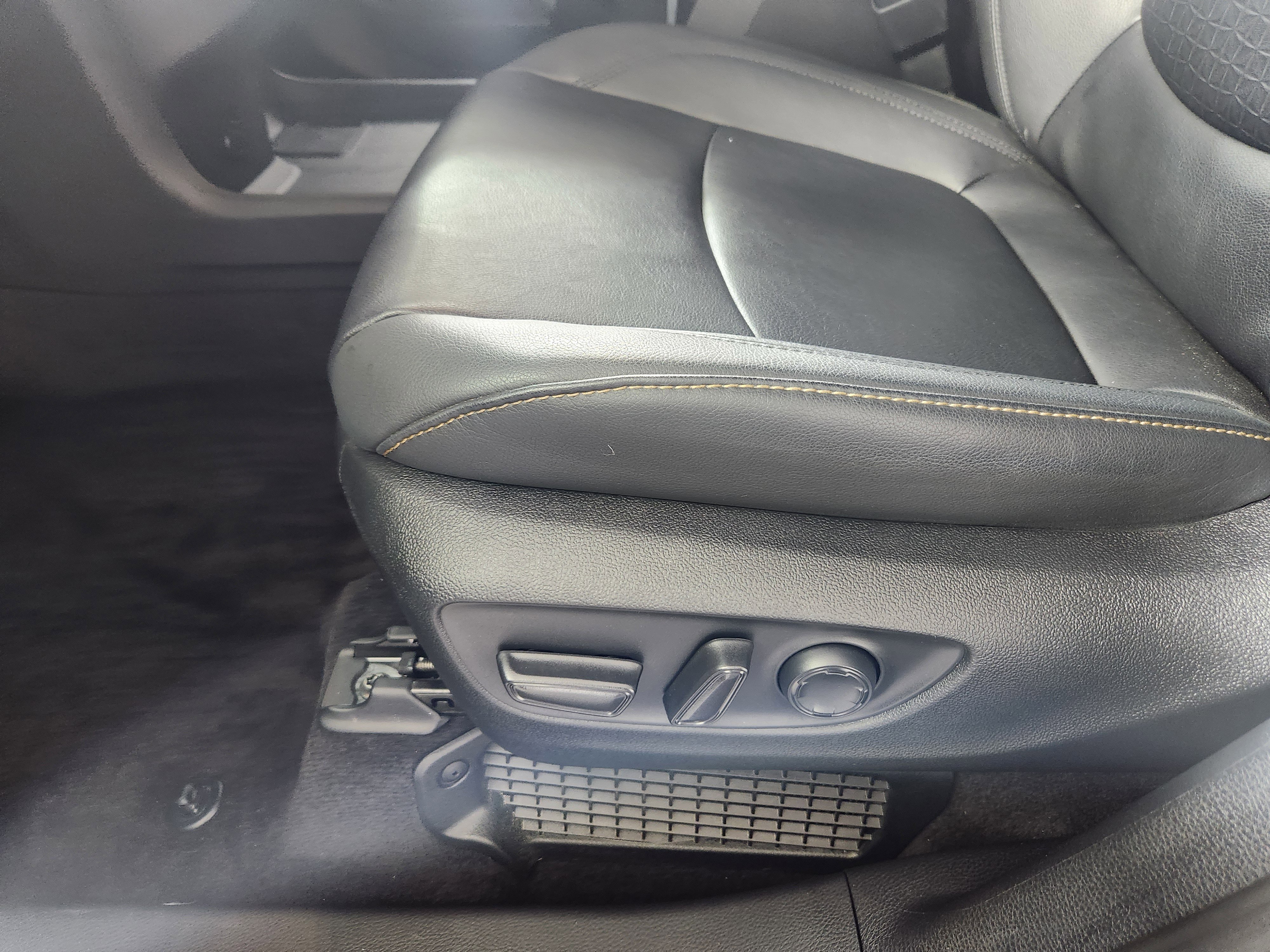 Used 2025 Toyota Sienna XLE Woodland Edition image 13